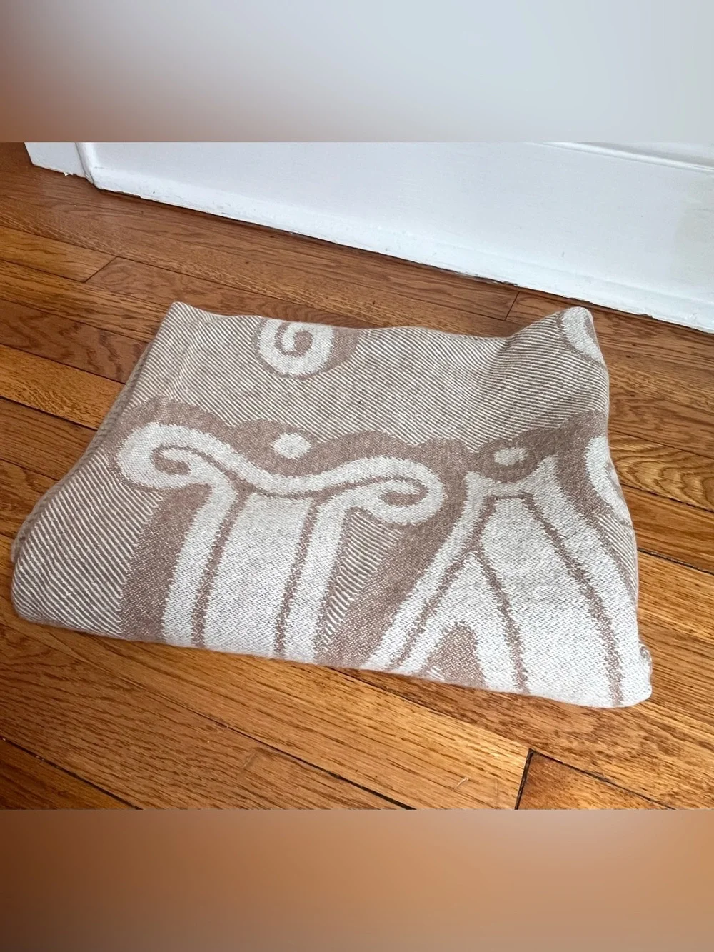 Max Mara Throw Blanket 50”x60” Beige and Cream Made in Italy Read* - Picture 5 of 7